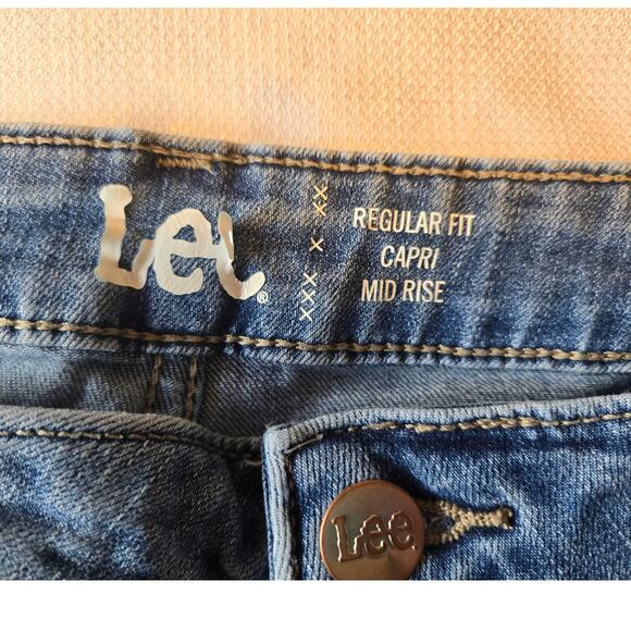 Women's LEE Midrise Regular Capri Fit Medium Wash Size 20 - Picture 3 of 6